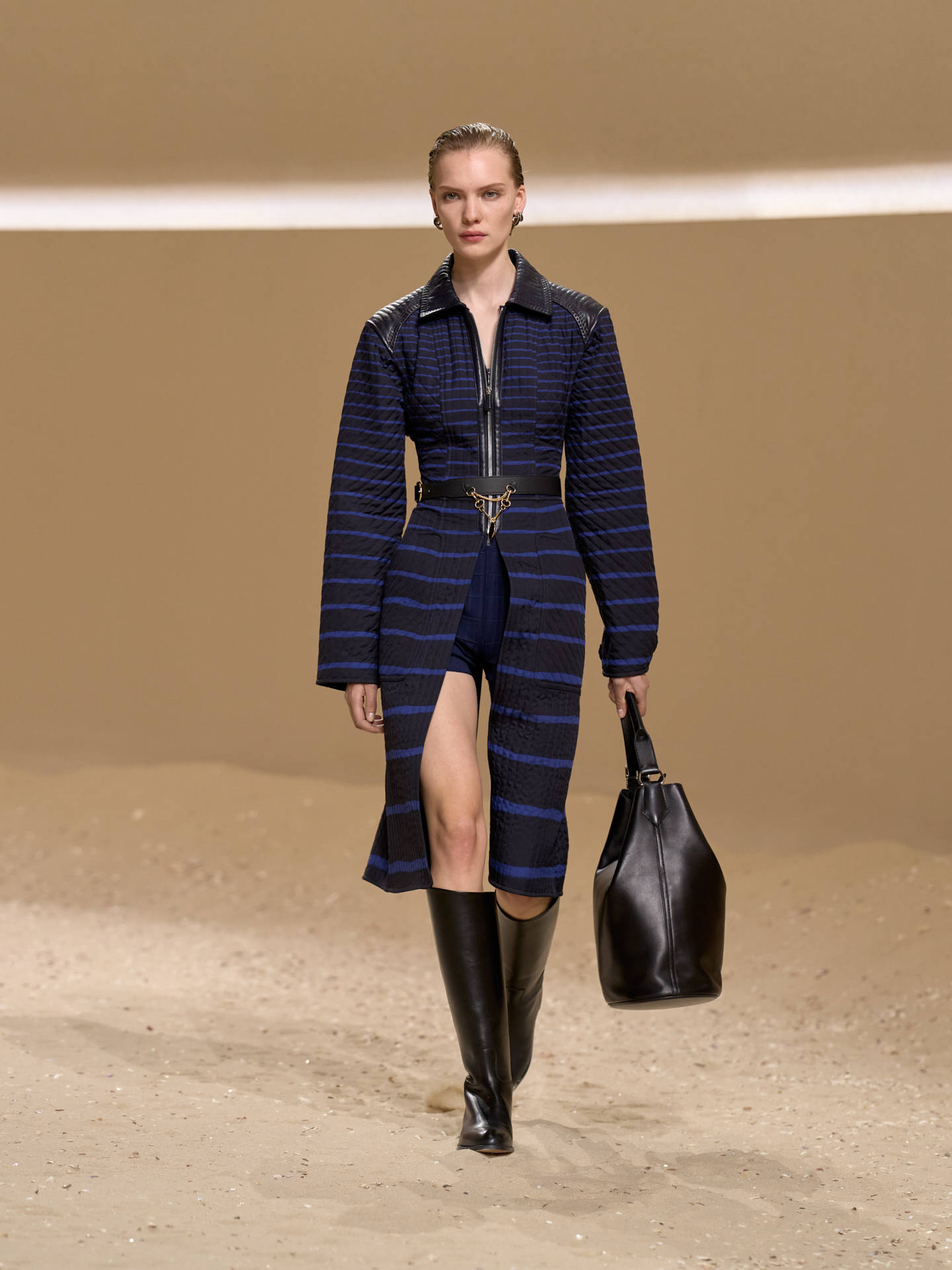 爱马仕秀场变沙滩<strong></p>
<p>十部委虚拟币</strong>，丝巾变上衣、亮色包袋注入新活力！