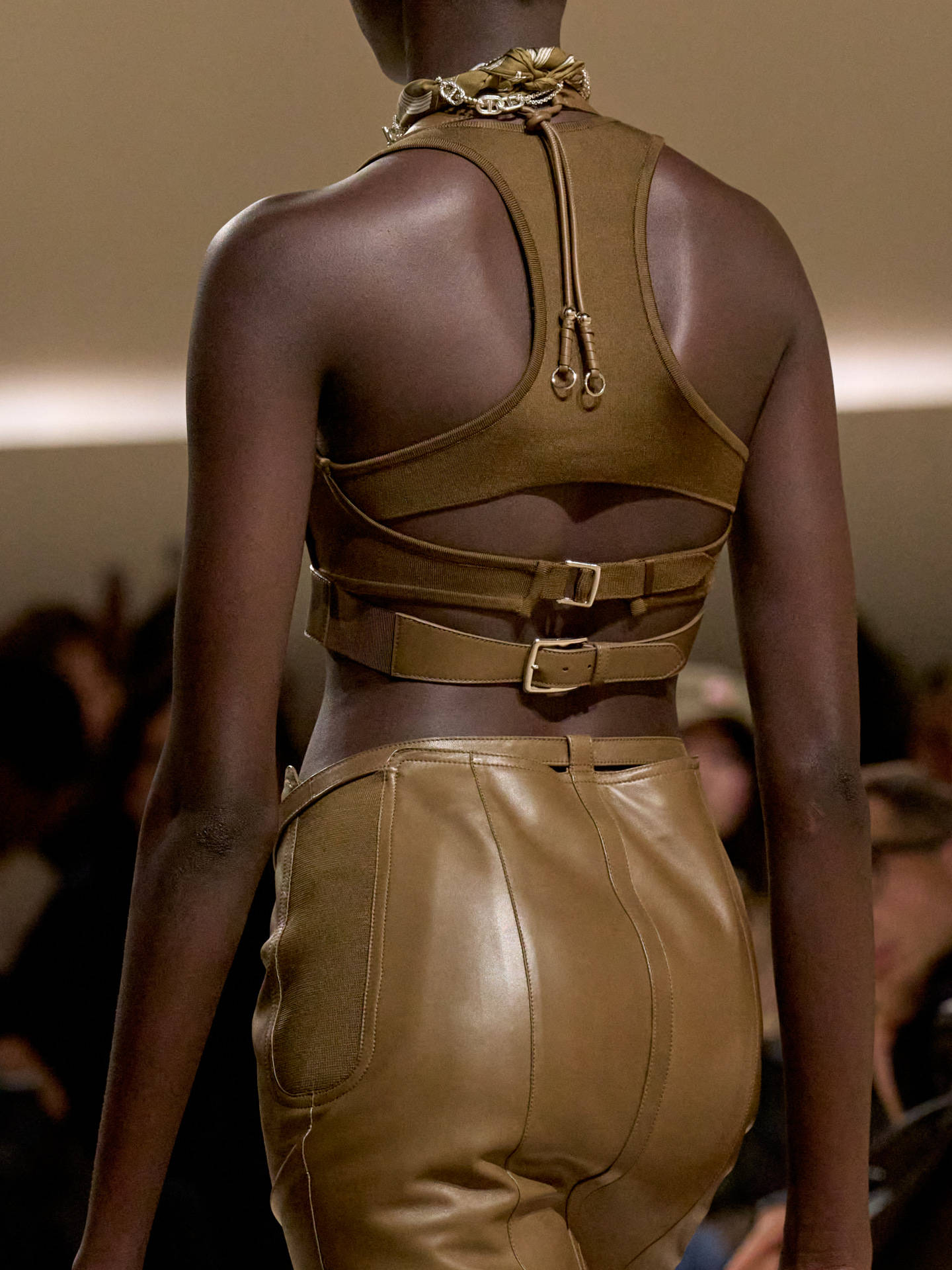 爱马仕秀场变沙滩<strong></p>
<p>十部委虚拟币</strong>，丝巾变上衣、亮色包袋注入新活力！