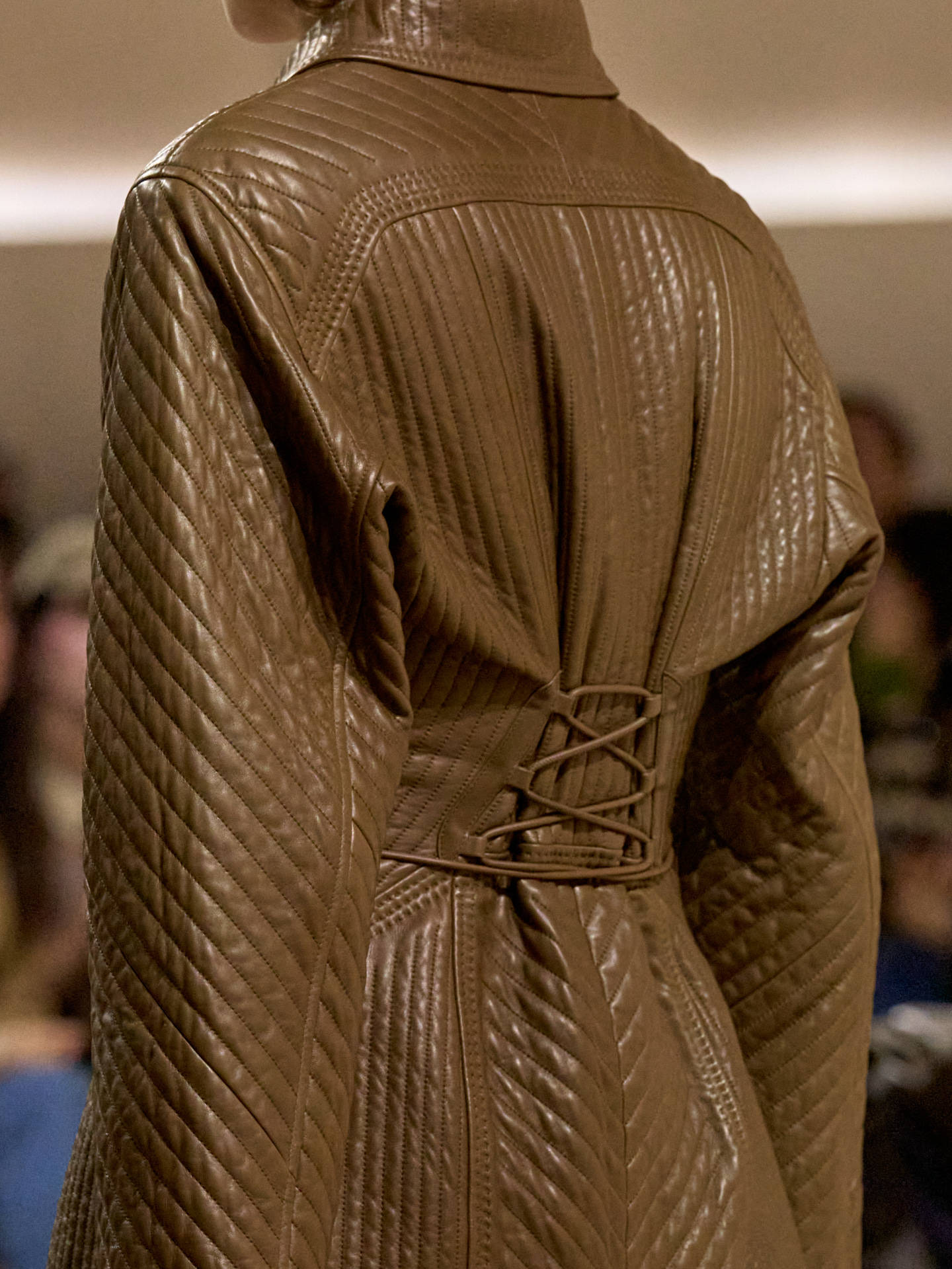 爱马仕秀场变沙滩<strong></p>
<p>十部委虚拟币</strong>，丝巾变上衣、亮色包袋注入新活力！