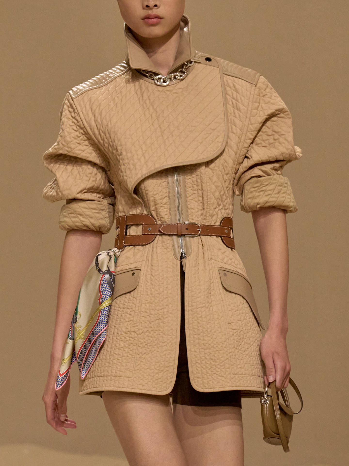 爱马仕秀场变沙滩<strong></p>
<p>十部委虚拟币</strong>，丝巾变上衣、亮色包袋注入新活力！