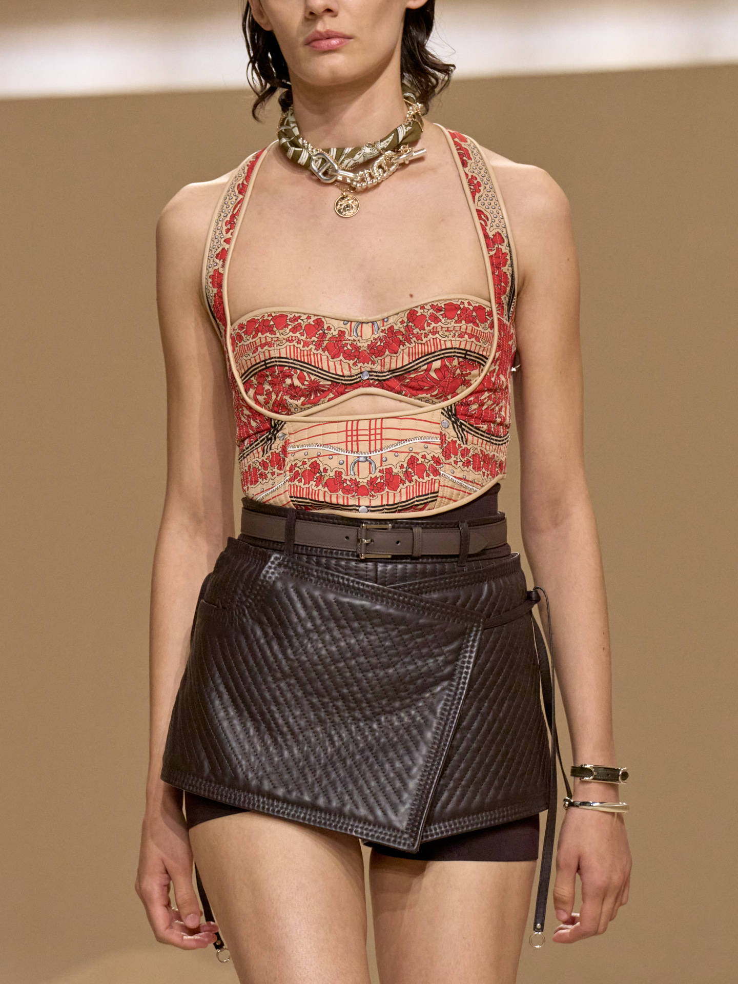 爱马仕秀场变沙滩<strong></p>
<p>十部委虚拟币</strong>，丝巾变上衣、亮色包袋注入新活力！