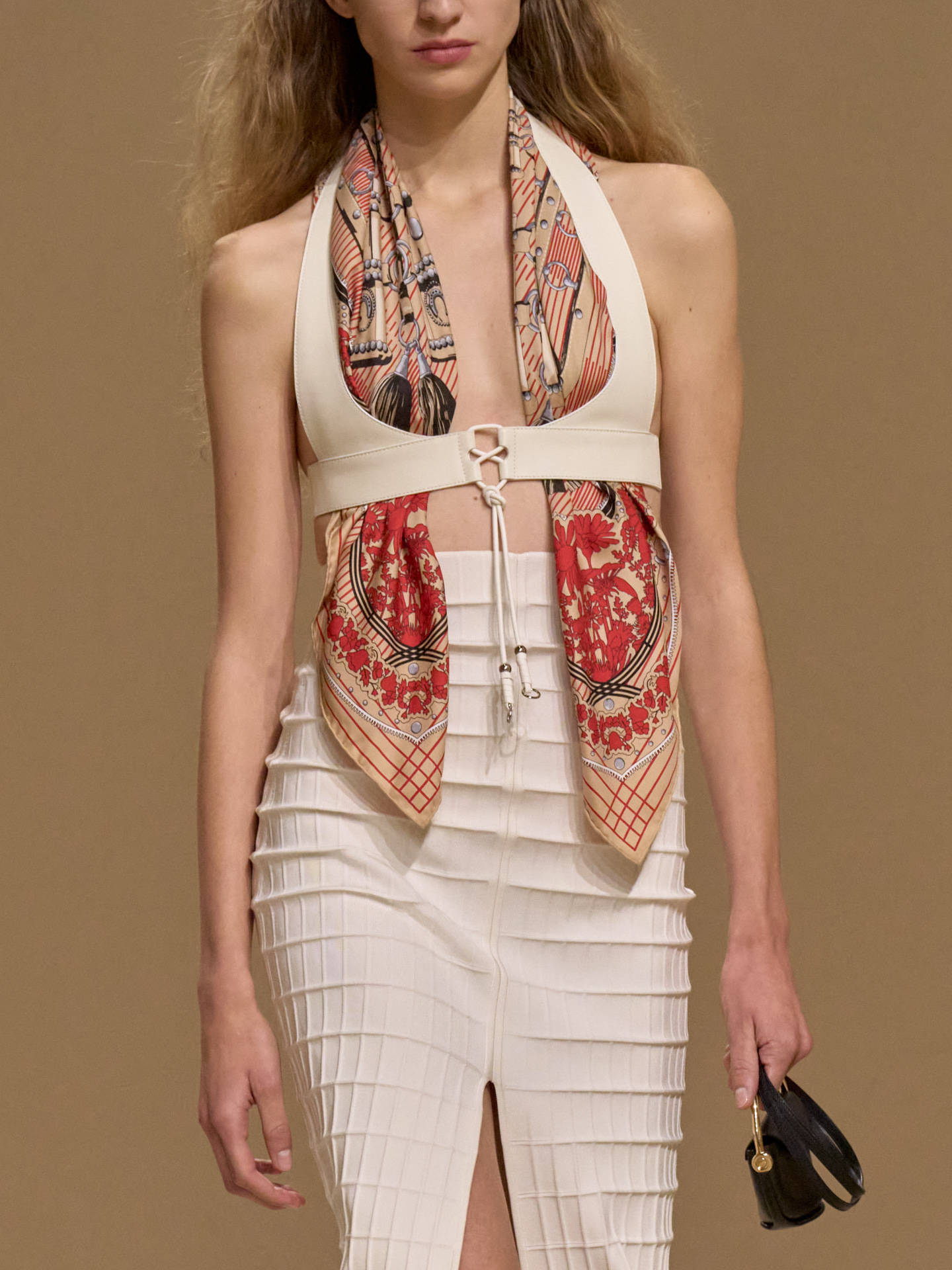 爱马仕秀场变沙滩<strong></p>
<p>十部委虚拟币</strong>，丝巾变上衣、亮色包袋注入新活力！