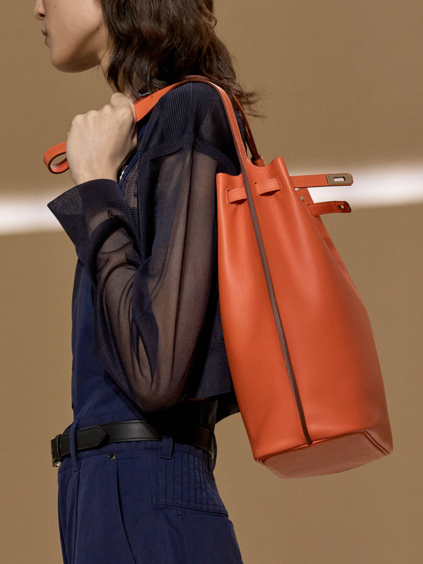 爱马仕秀场变沙滩<strong></p>
<p>十部委虚拟币</strong>，丝巾变上衣、亮色包袋注入新活力！