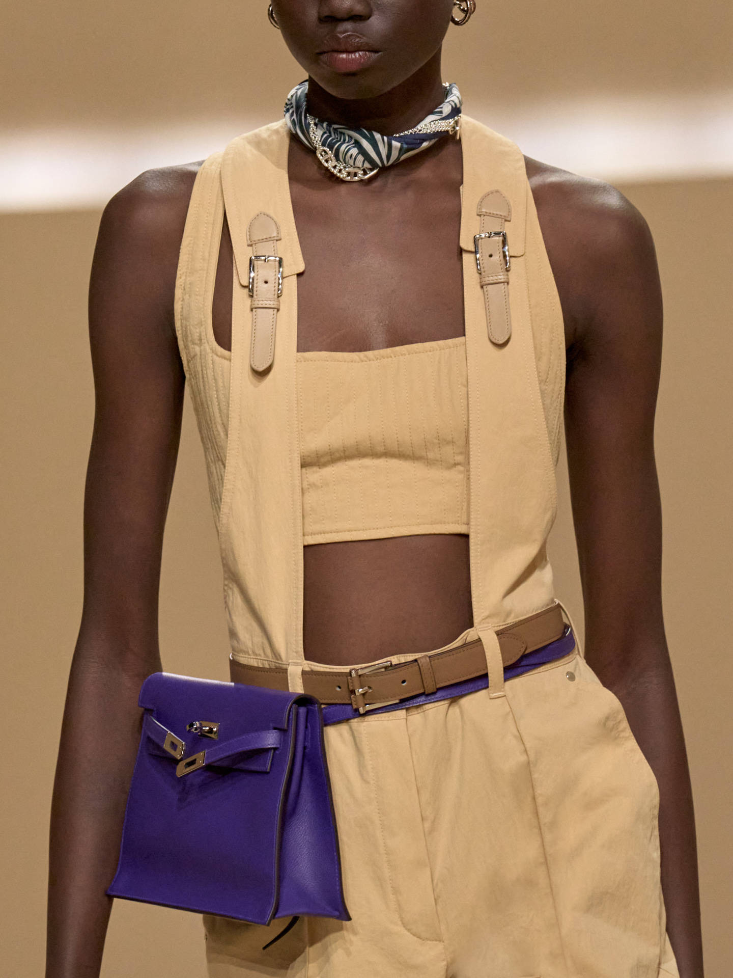 爱马仕秀场变沙滩<strong></p>
<p>十部委虚拟币</strong>，丝巾变上衣、亮色包袋注入新活力！