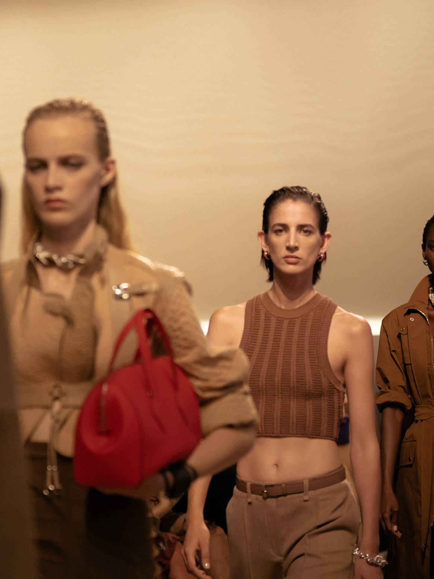 爱马仕秀场变沙滩<strong></p>
<p>十部委虚拟币</strong>，丝巾变上衣、亮色包袋注入新活力！