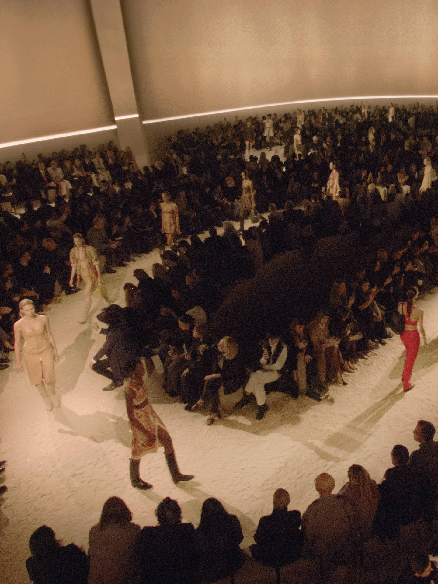 爱马仕秀场变沙滩<strong></p>
<p>十部委虚拟币</strong>，丝巾变上衣、亮色包袋注入新活力！