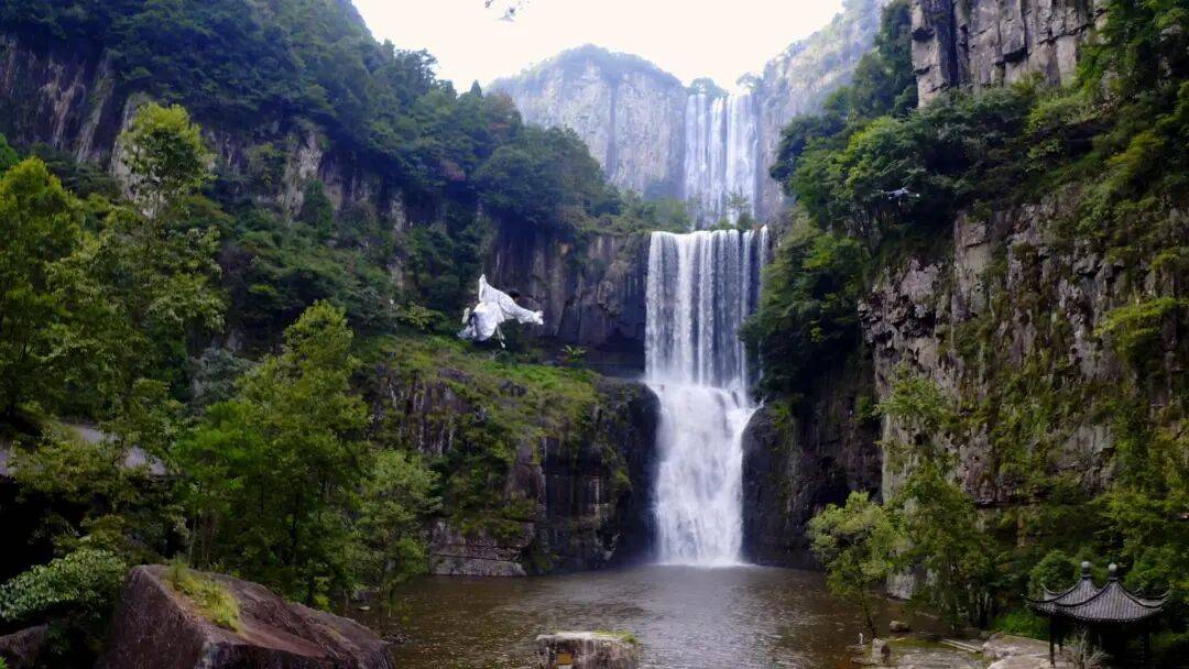 女生瀑布前拍视频<strong></p>
<p>以后如何交易虚拟币</strong>,空中突然飘来一排人