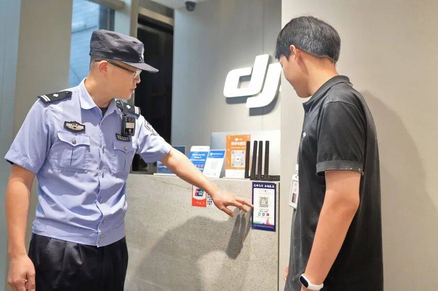 突然群发<strong></p>
<p>公司从事虚拟币开发</strong>!大批上海市民收到警方短信!全市爆火网红已被锁定...有爸爸因孩子违规被罚款