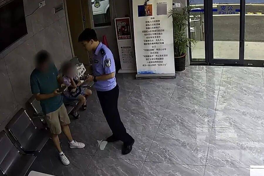 突然群发<strong></p>
<p>公司从事虚拟币开发</strong>!大批上海市民收到警方短信!全市爆火网红已被锁定...有爸爸因孩子违规被罚款