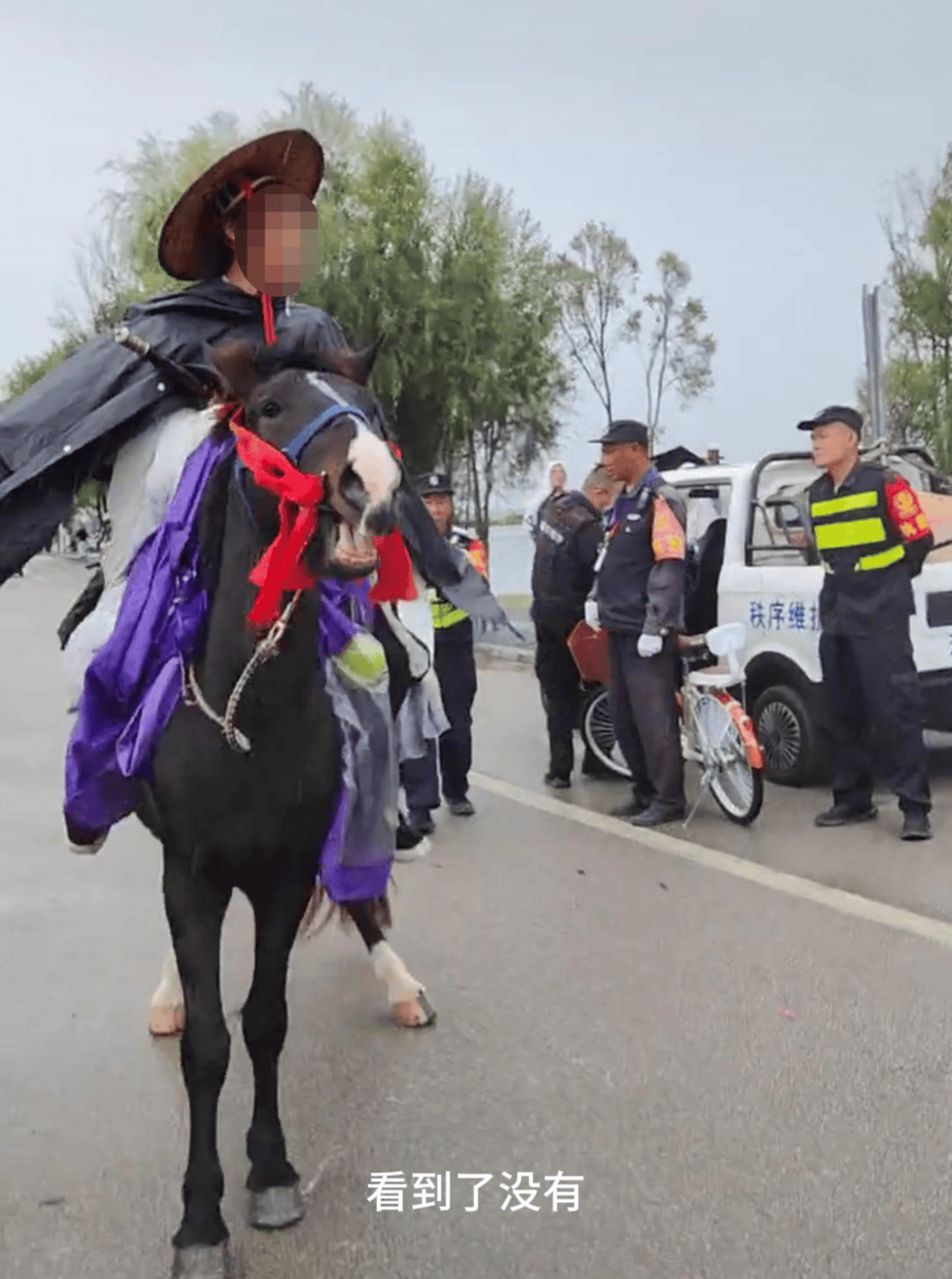 男子骑马在大理洱海廊道与保安起冲突 当地政府:廊道禁止机动车和马匹入内