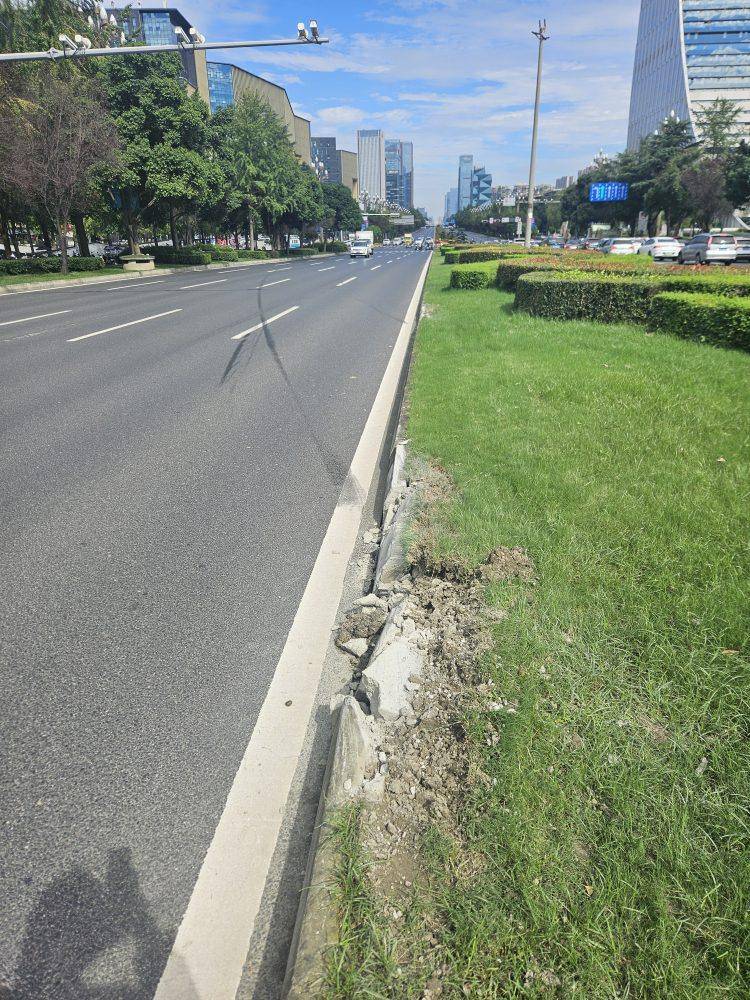 成都发生一起严重交通事故<strong></p>
<p>整治工作自查报告</strong>，上游新闻实地探访：燃烧留下的印记仍在