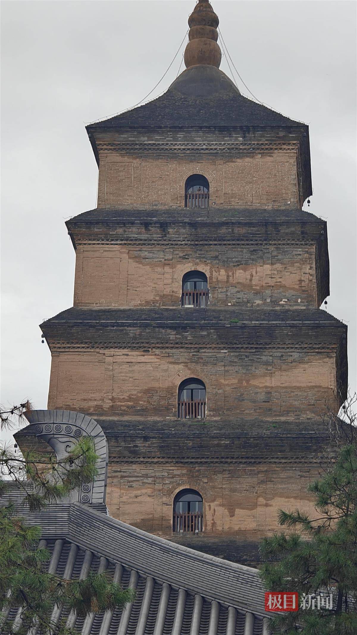 西安连续一个多月降雨遍地长蘑菇<strong></p>
<p>整治工作自查报告</strong>,大雁塔受潮,城墙布满青苔,气象局解释成因