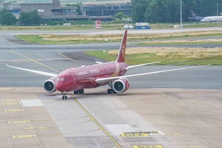 安全员捡走旅客落在飞机上的手机<strong></p>
<p>整治工作自查报告</strong>,吉祥航空:已解聘该员工