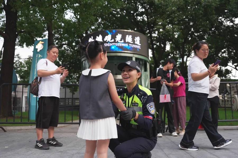 上海外滩“最美女警”被盯上!为了拍她<strong></p>
<p>虚拟币奇迹币</strong>,有人连续蹲守几天