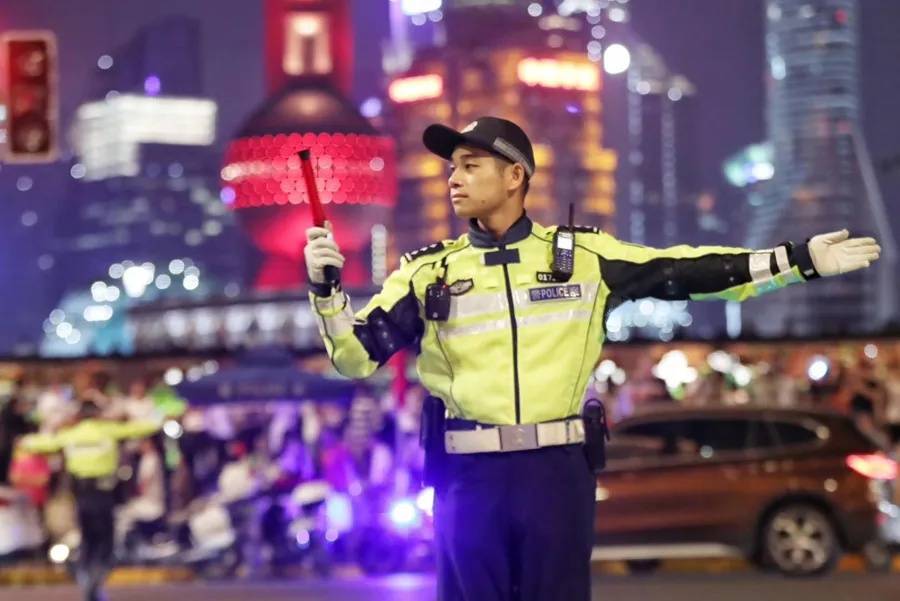 上海外滩“最美女警”被盯上!为了拍她<strong></p>
<p>虚拟币奇迹币</strong>,有人连续蹲守几天