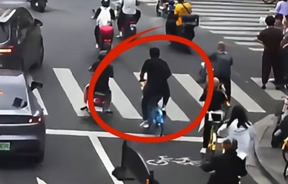 看着都疼<strong></p>
<p>虚拟币黄白线</strong>!上海街头一男子突然求助:10岁女儿被死死卡住!这个行为太危险→