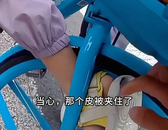 看着都疼<strong></p>
<p>虚拟币黄白线</strong>!上海街头一男子突然求助:10岁女儿被死死卡住!这个行为太危险→