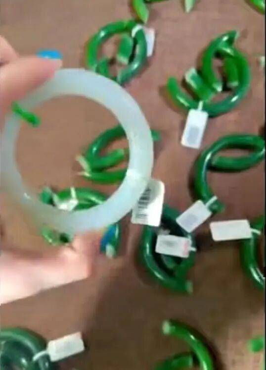 苏州一20岁店员不小心摔碎一盒玉镯损失百万<strong></p>
<p>虚拟币黄白线</strong>,老板未要赔偿安慰小伙别有压力