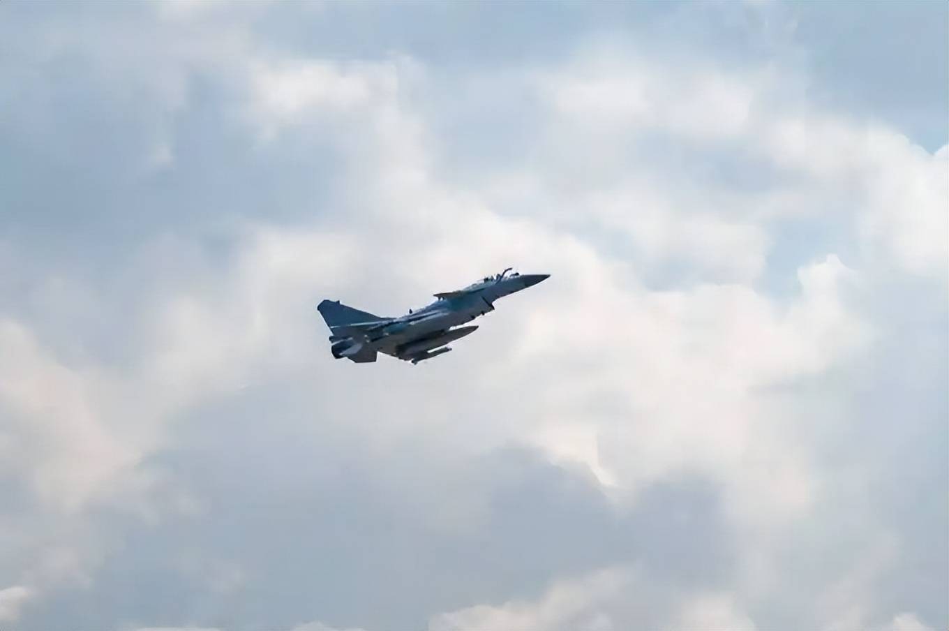 中国歼-10C机群飞越红海<strong></p>
<p>快手直播送礼物</strong>，西方雷达竟毫无反应！印尼马上宣布采购42架