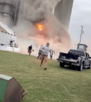 美媒：美国一储藏约816吨大豆粮仓轰然倒塌，周围的人仓皇逃离