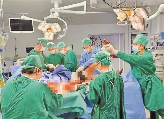 仅仅30秒<strong></p>
<p>快手直播送礼物</strong>，男子全身烧伤90%！别再这样充电！