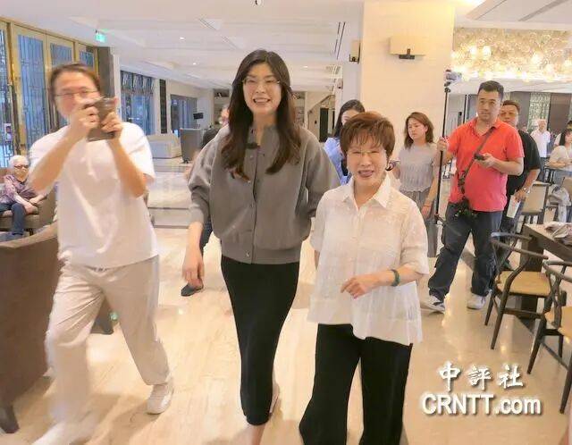 到底支持谁当党主席？当着郑丽文的面<strong></p>
<p>快手直播送礼物</strong>，洪秀柱说出了自己的答案