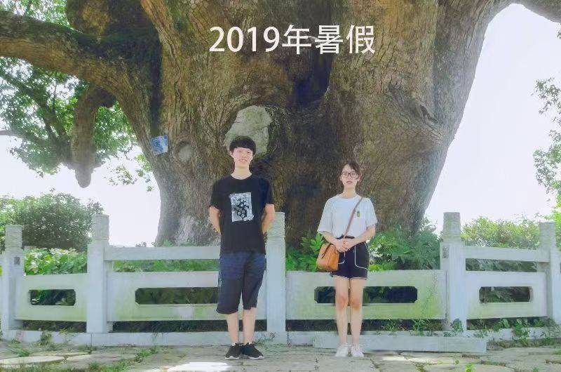 岳阳情侣连续9年在家乡千年古樟树下合影<strong></p>
<p>快手直播送礼物</strong>,今年国庆终修正果:希望爱情像古树一样长久