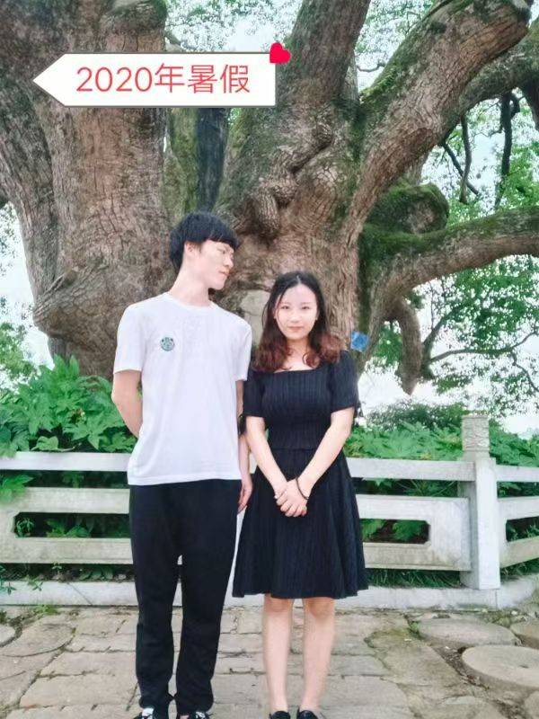 岳阳情侣连续9年在家乡千年古樟树下合影<strong></p>
<p>快手直播送礼物</strong>,今年国庆终修正果:希望爱情像古树一样长久