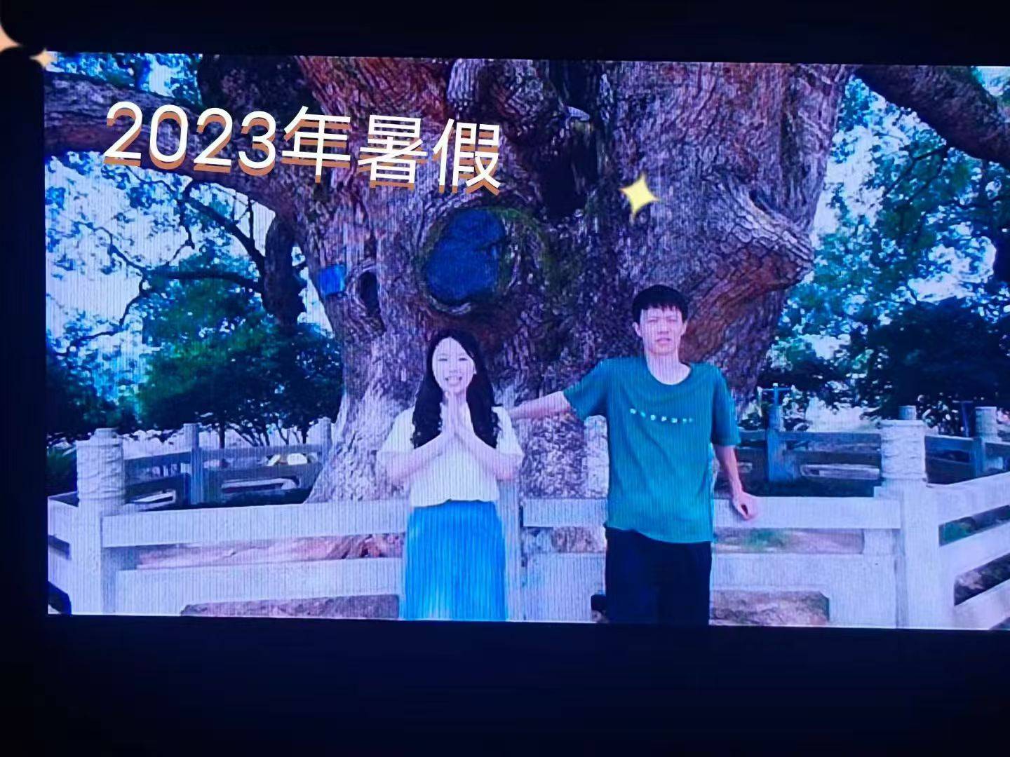 岳阳情侣连续9年在家乡千年古樟树下合影<strong></p>
<p>快手直播送礼物</strong>,今年国庆终修正果:希望爱情像古树一样长久