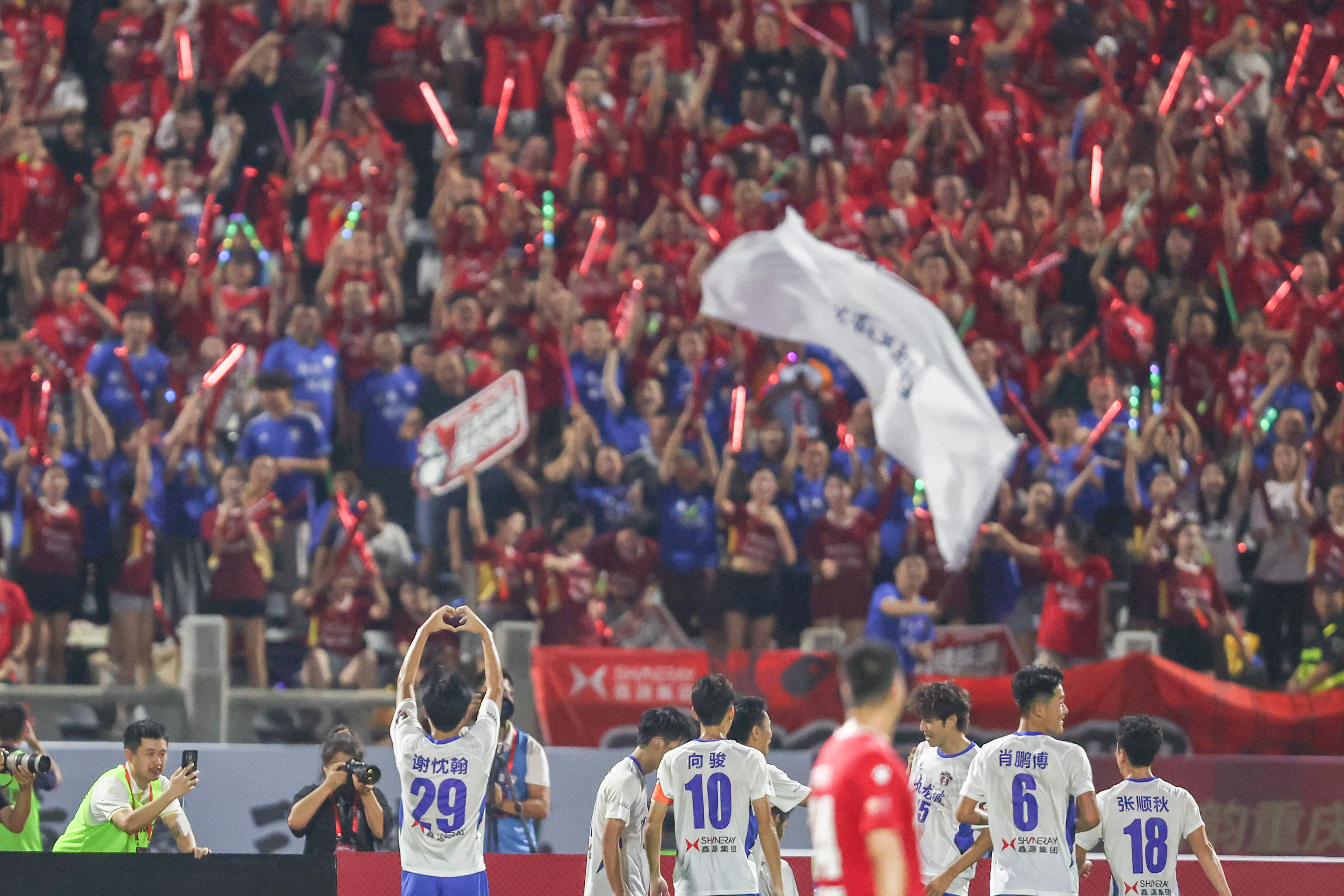 新华社：苏超真能出国脚吗<strong></p>
<p>快手直播送礼物</strong>？ 业内人士普遍认为很难