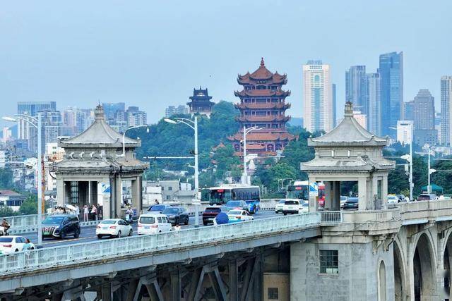 今天是她68岁生日<strong></p>
<p>快手直播送礼物</strong>，武汉人：不准退休！