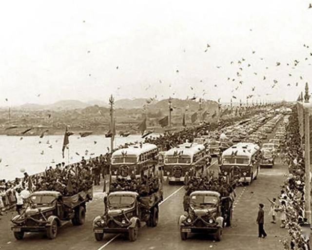 今天是她68岁生日<strong></p>
<p>快手直播送礼物</strong>，武汉人：不准退休！