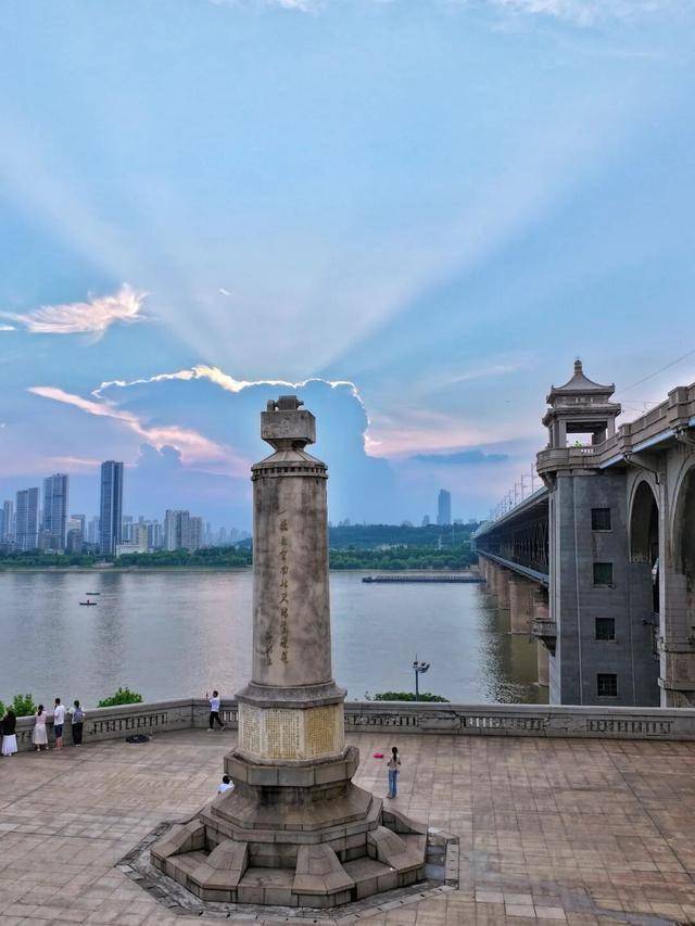 今天是她68岁生日<strong></p>
<p>快手直播送礼物</strong>，武汉人：不准退休！