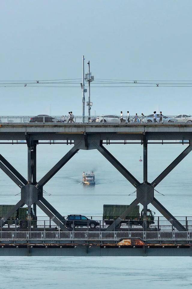 今天是她68岁生日<strong></p>
<p>快手直播送礼物</strong>，武汉人：不准退休！