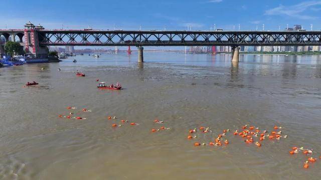 今天是她68岁生日<strong></p>
<p>快手直播送礼物</strong>，武汉人：不准退休！