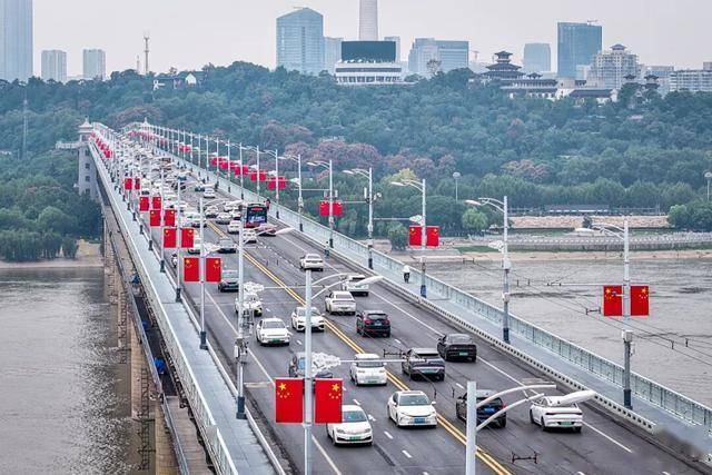 今天是她68岁生日<strong></p>
<p>快手直播送礼物</strong>，武汉人：不准退休！