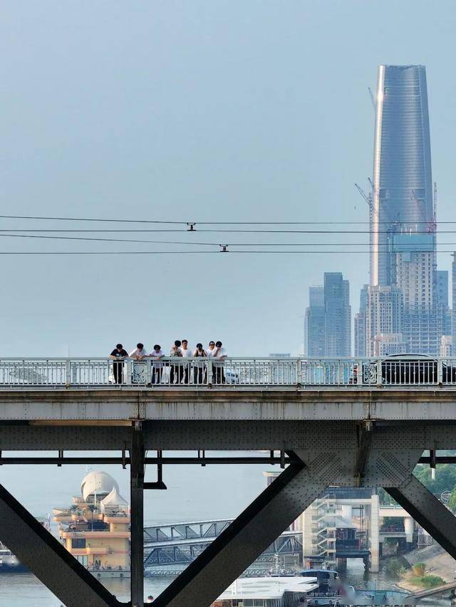 今天是她68岁生日<strong></p>
<p>快手直播送礼物</strong>，武汉人：不准退休！