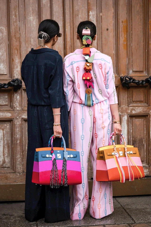 爱马仕当“头饰”<strong></p>
<p>快手直播送礼物</strong>,香奈儿挂满身,这对“神秘姐妹”是谁?