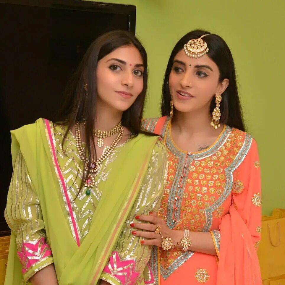 爱马仕当“头饰”<strong></p>
<p>快手直播送礼物</strong>,香奈儿挂满身,这对“神秘姐妹”是谁?