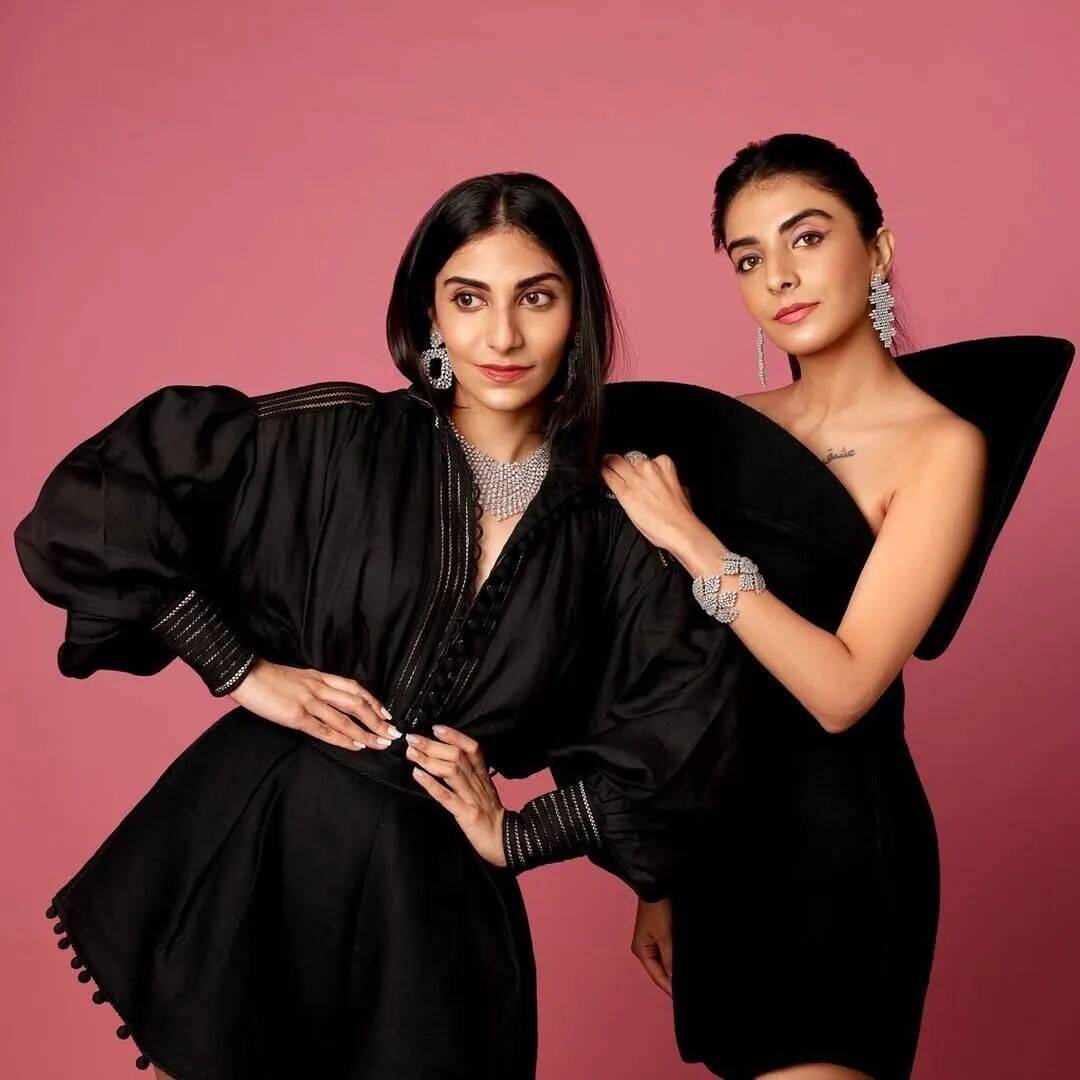 爱马仕当“头饰”<strong></p>
<p>快手直播送礼物</strong>,香奈儿挂满身,这对“神秘姐妹”是谁?