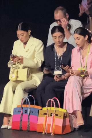 爱马仕当“头饰”<strong></p>
<p>快手直播送礼物</strong>,香奈儿挂满身,这对“神秘姐妹”是谁?