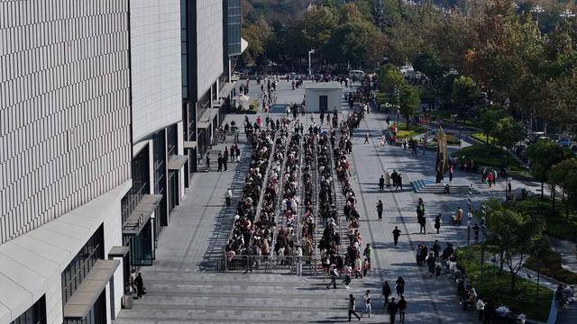 账上躺了41亿<strong></p>
<p>快手直播送礼物</strong>，于东来烦恼人太多