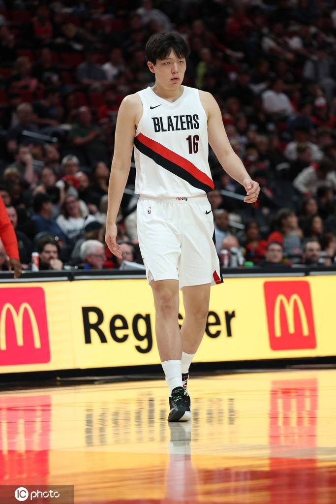 杨瀚森季前赛收官再吃6犯 开季前一盆冷水并非坏事？