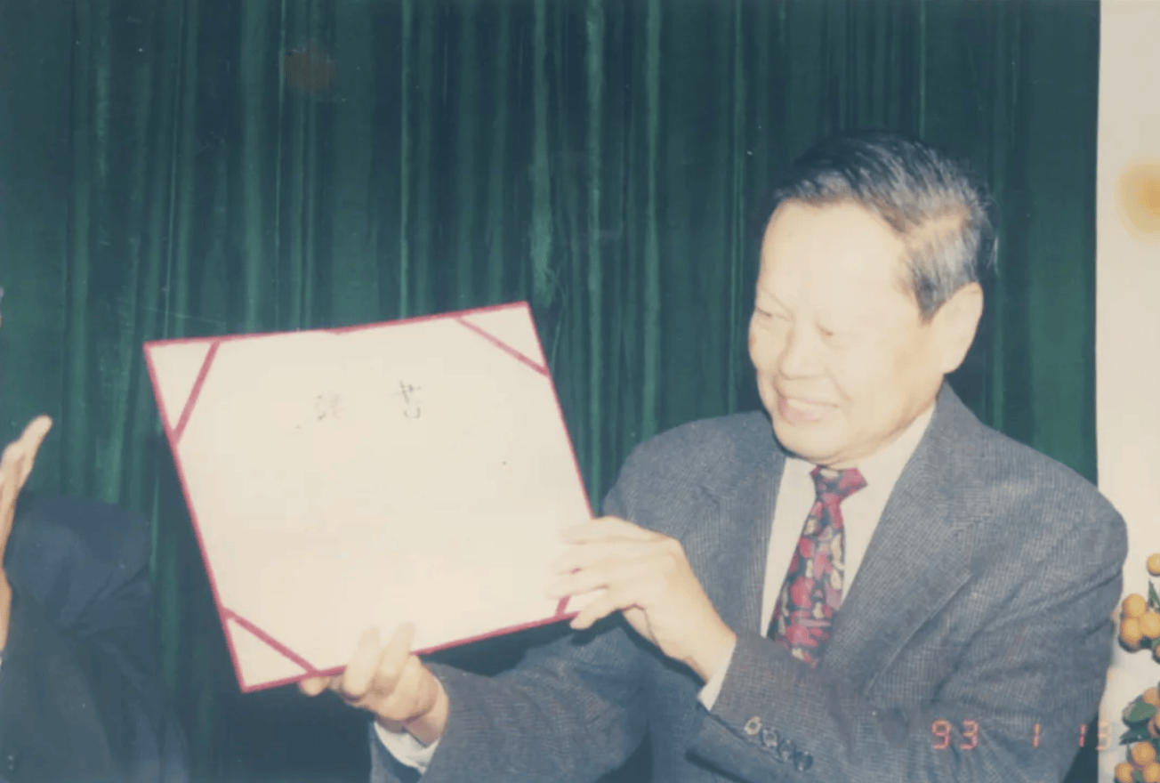 杨振宁为什么连续32年担任东莞理工学院名誉校长<strong></p>
<p>虚拟币断网</strong>?
