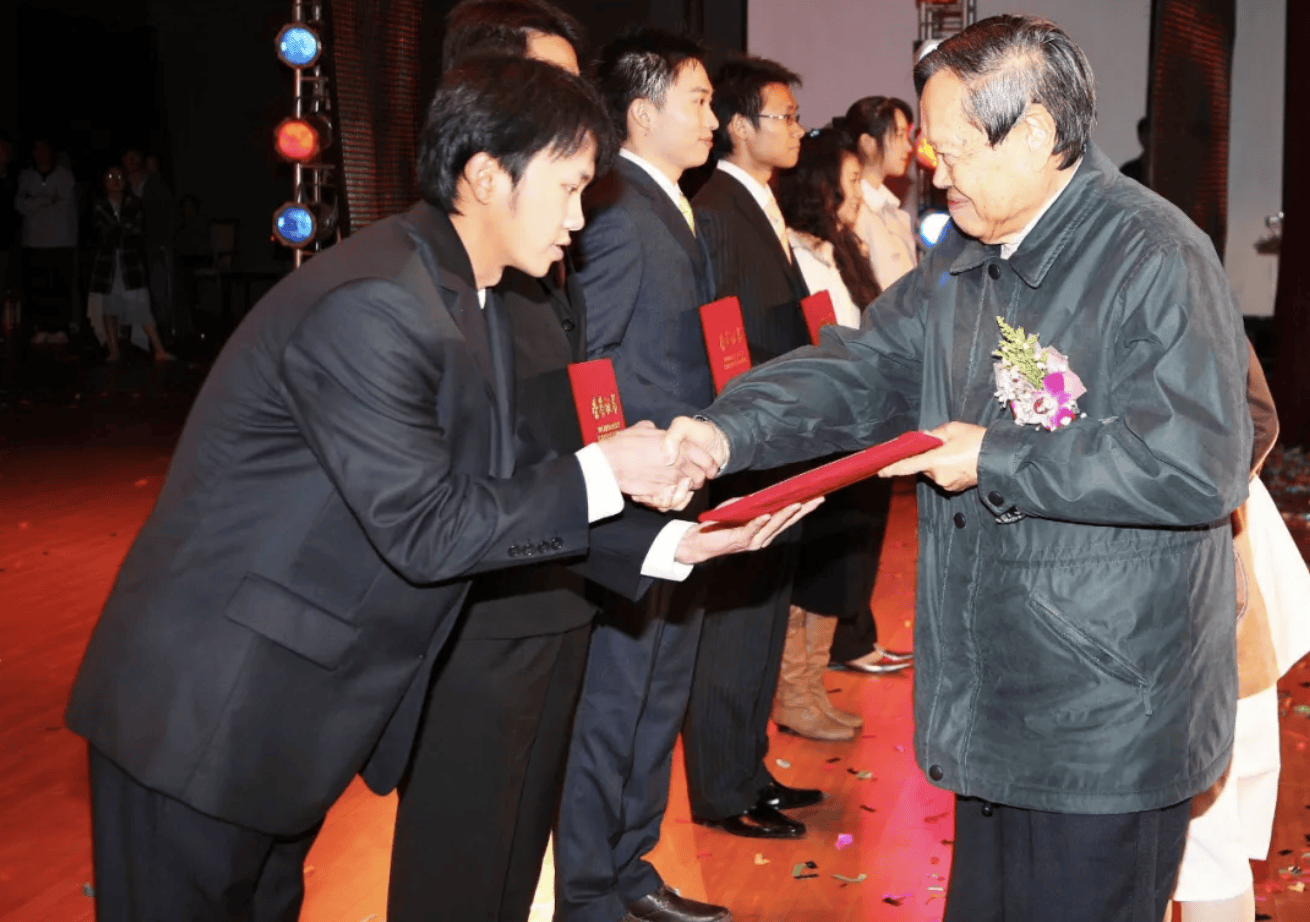 杨振宁为什么连续32年担任东莞理工学院名誉校长<strong></p>
<p>虚拟币断网</strong>?