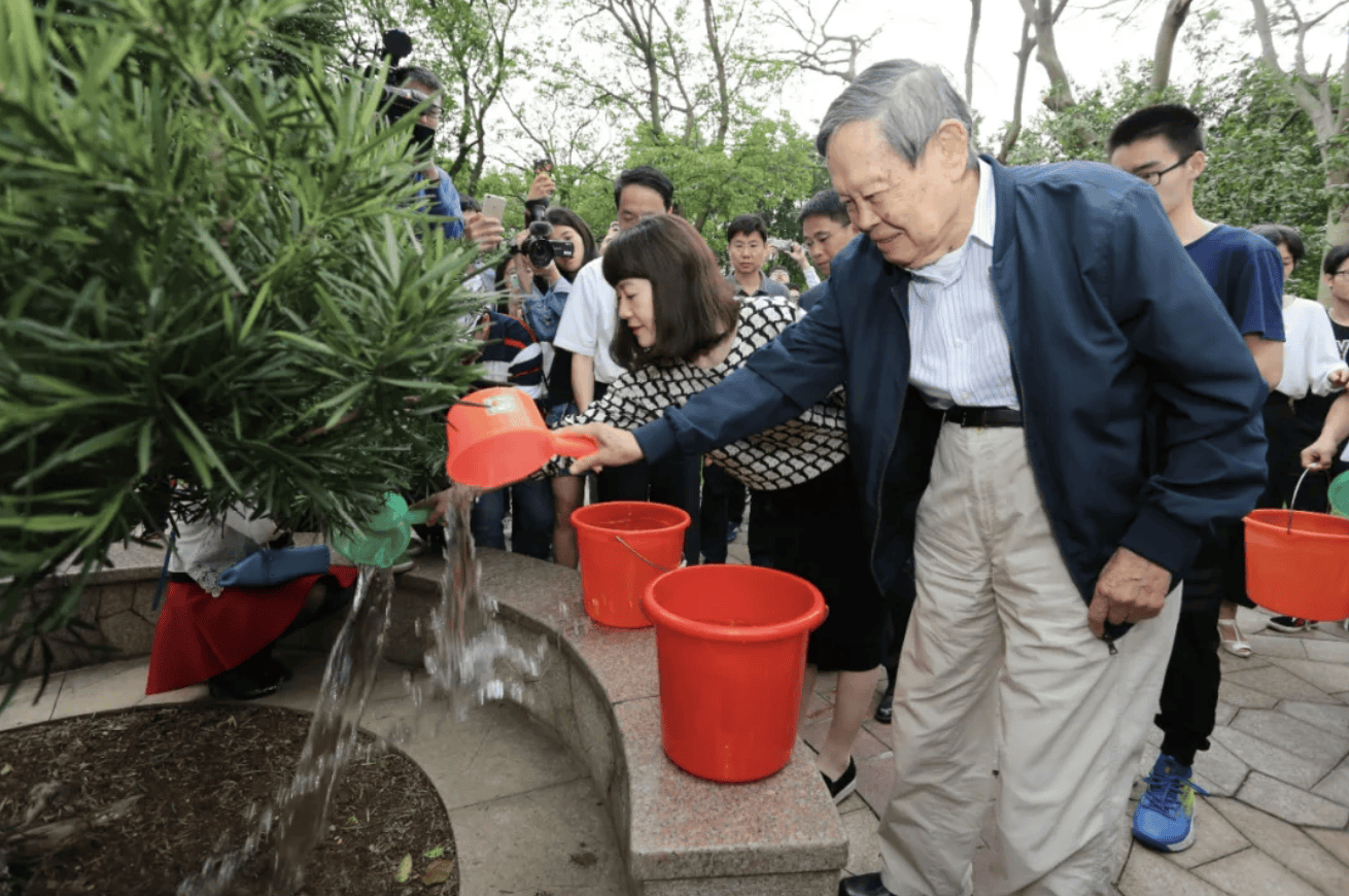 杨振宁为什么连续32年担任东莞理工学院名誉校长<strong></p>
<p>虚拟币断网</strong>?