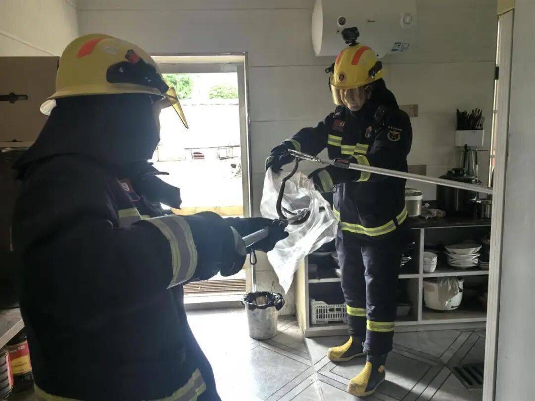 女子半夜上厕所<strong></p>
<p>国家虚拟人民币</strong>,马桶里突然窜出一条蛇!