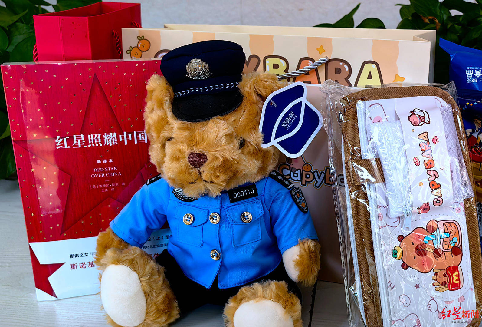 初二男生捡到1.4万余元现金<strong></p>
<p>国家虚拟人民币</strong>,淡定拍视频后报警物归失主,民警送“奖”到校园