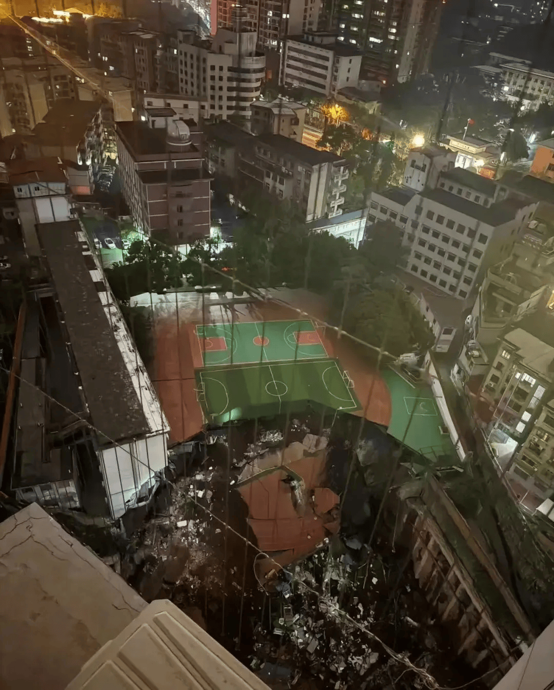 近4000人小学突发坍塌形成巨大坑洞<strong></p>
<p>国家虚拟人民币</strong>，操场塌下去一半，“还好发生在夜里”