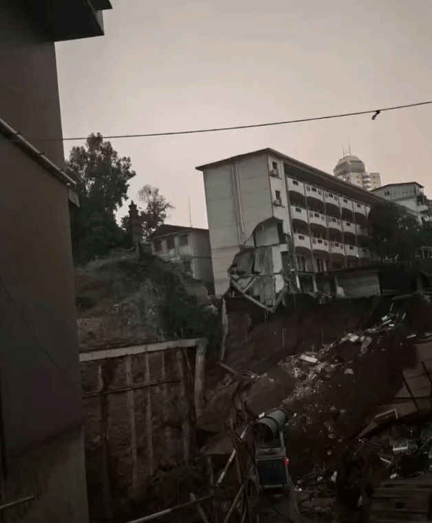 近4000人小学突发坍塌形成巨大坑洞<strong></p>
<p>国家虚拟人民币</strong>，操场塌下去一半，“还好发生在夜里”